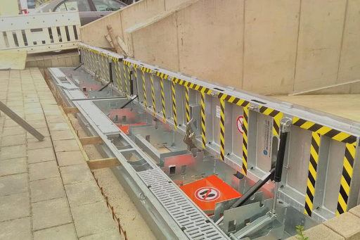 thi công cửa chống ngập cho tầng hầm xe-1