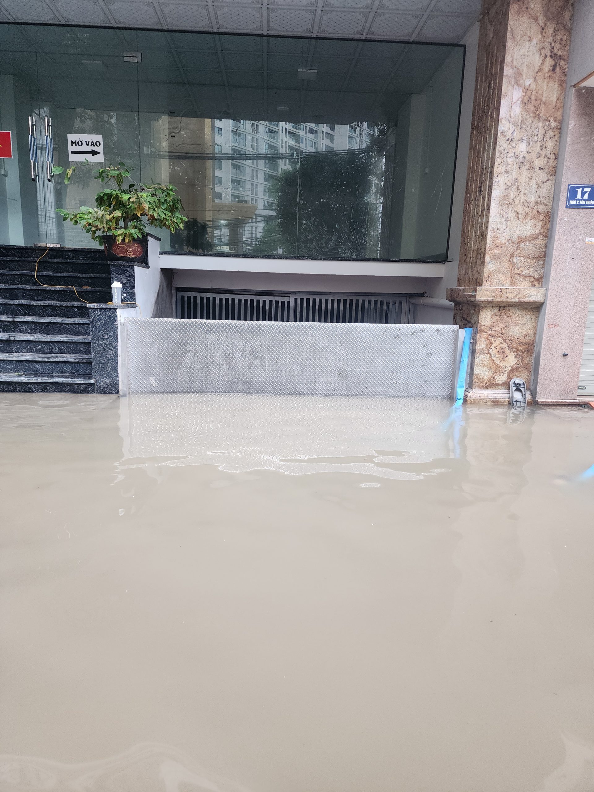 Lắp cửa chống ngập Tuấn Thái ngăn nước ngập tràn vào nhà phố
