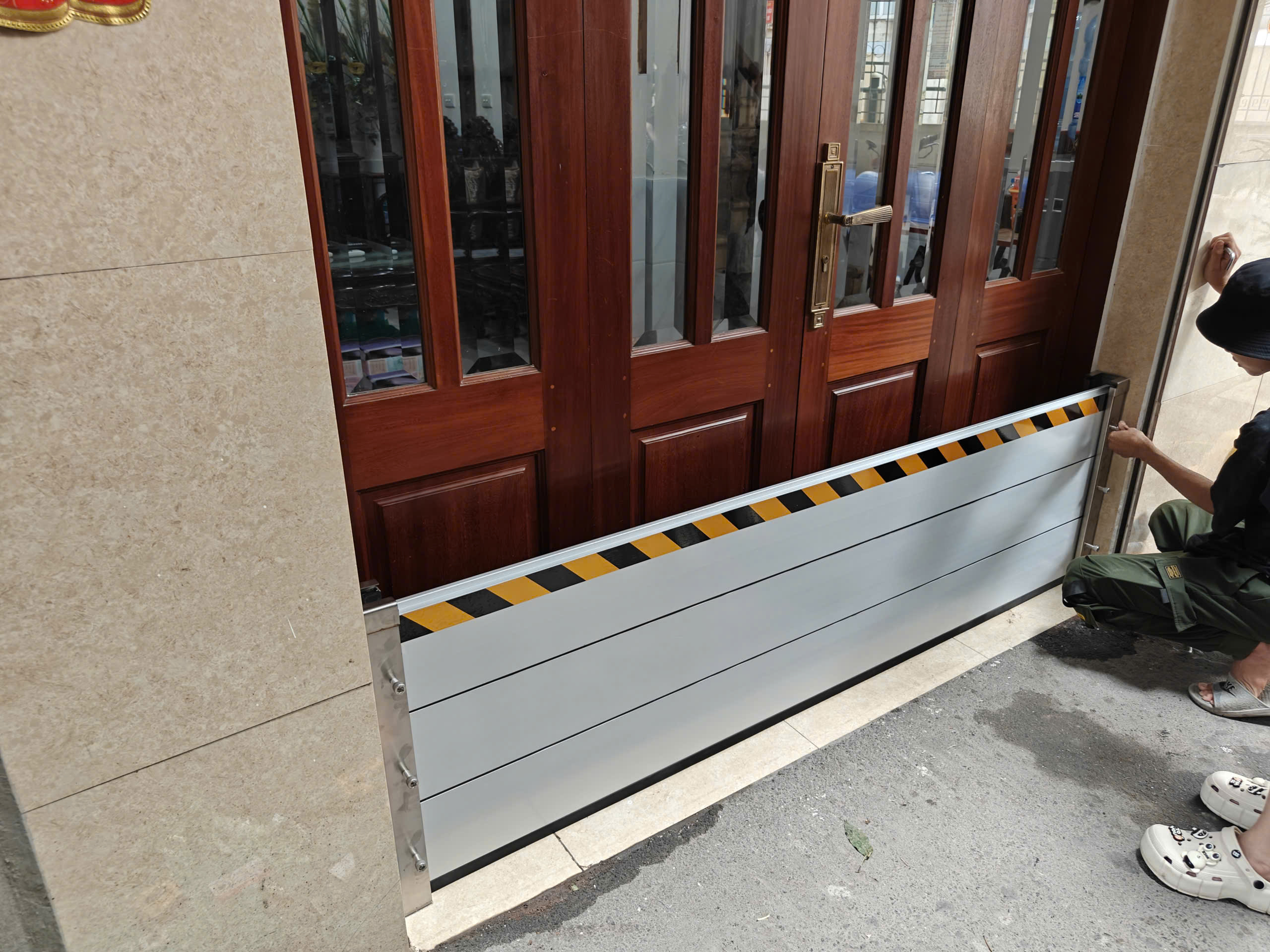 Cửa chống ngập bằng vách nhôm ghép thanh lắp đặt cho cửa chính nhà phố