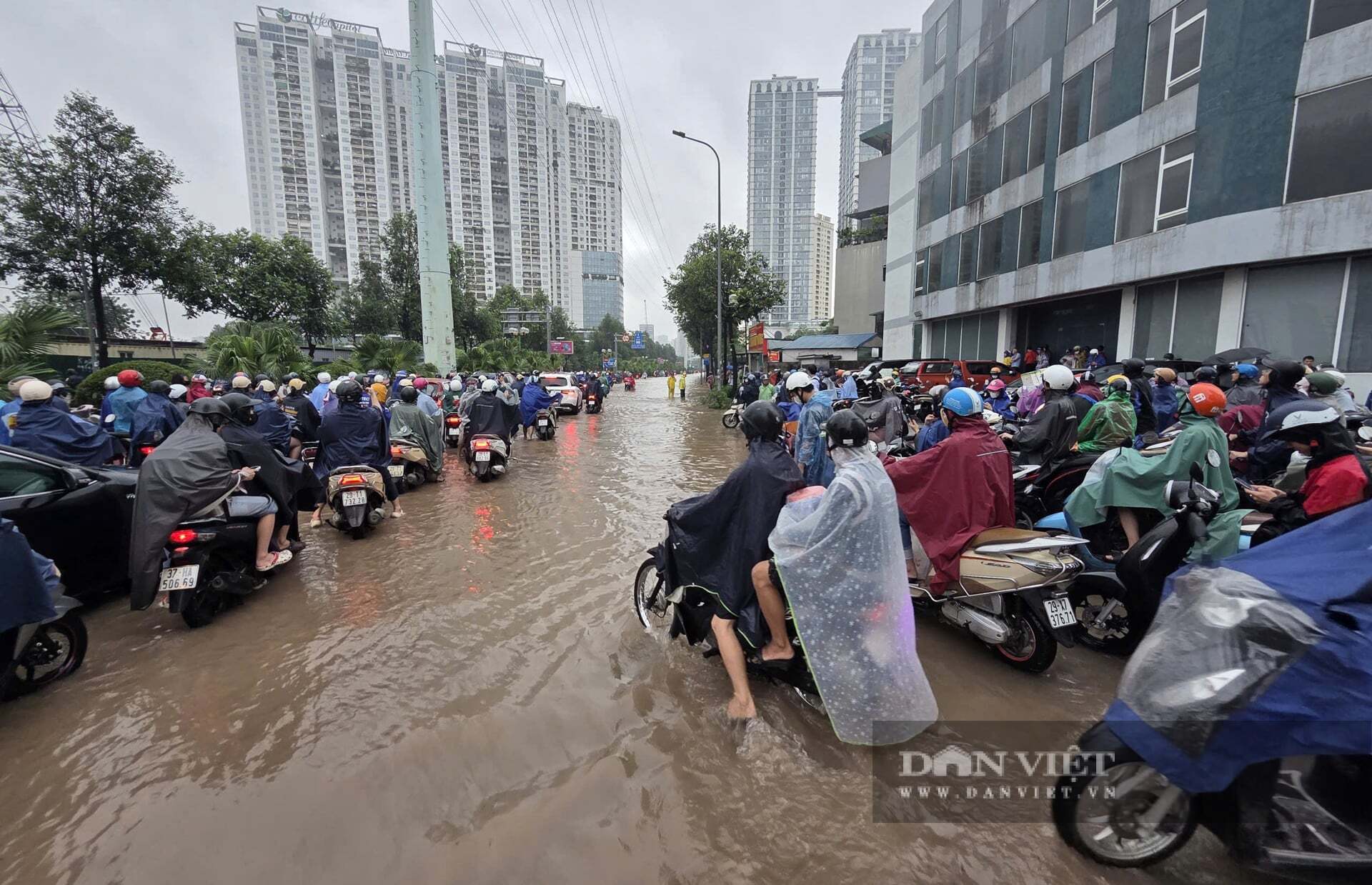 Thực trạng ngập lụt tại các khu đô thị mới ở Hà Nội do tốc độ bê tông hóa nhanh