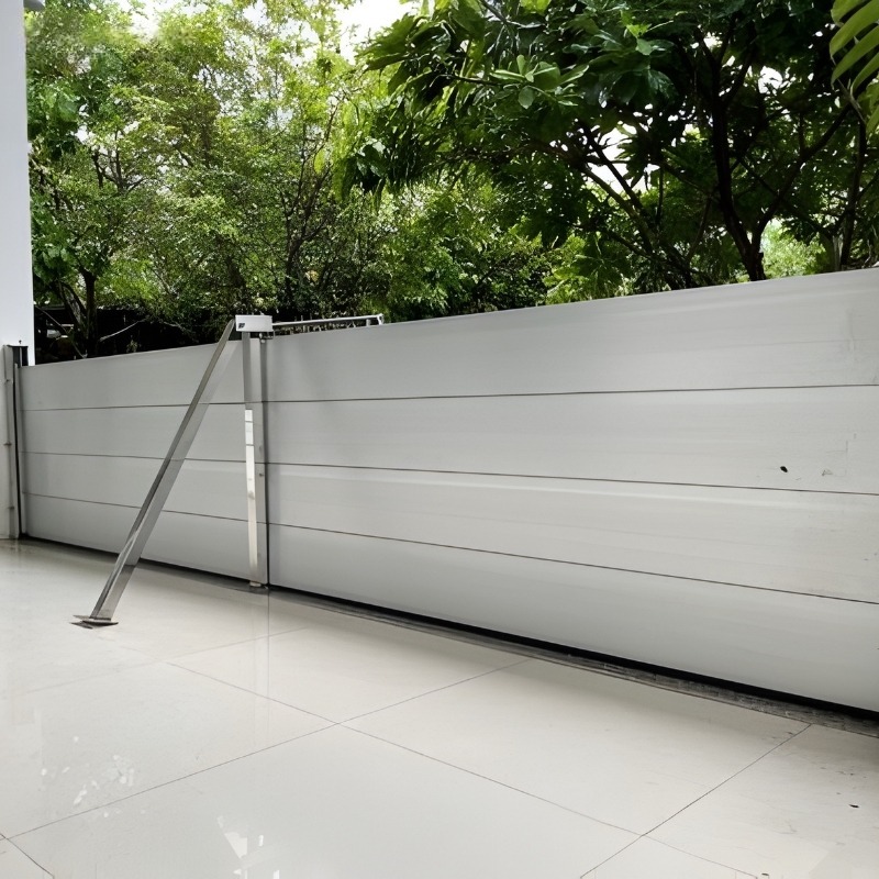 Cửa chống ngập bằng vách nhôm ghép thanh lắp đặt cho cửa chính nhà phố