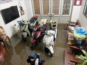 Lắp cửa chống ngập giúp ngăn nước tràn vào nhà làm hư hỏng xe cộ và đồ đạc
